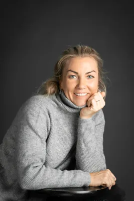Fotograaf Merle Värv naeratab stuudioportreel